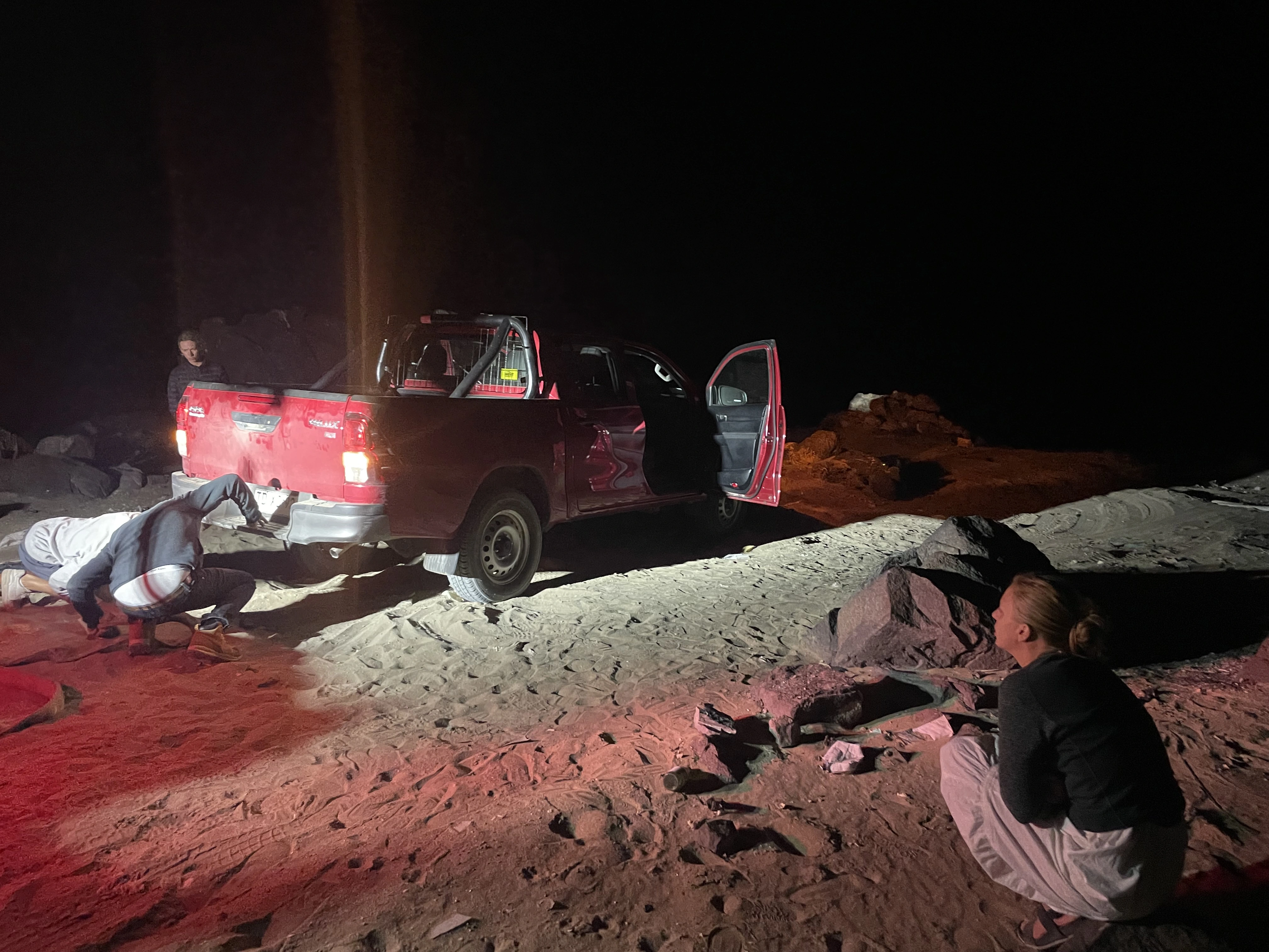Auto vast in het zand in Chili